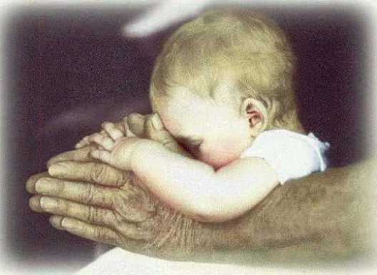 bambino nelle mani del nonno.jpg